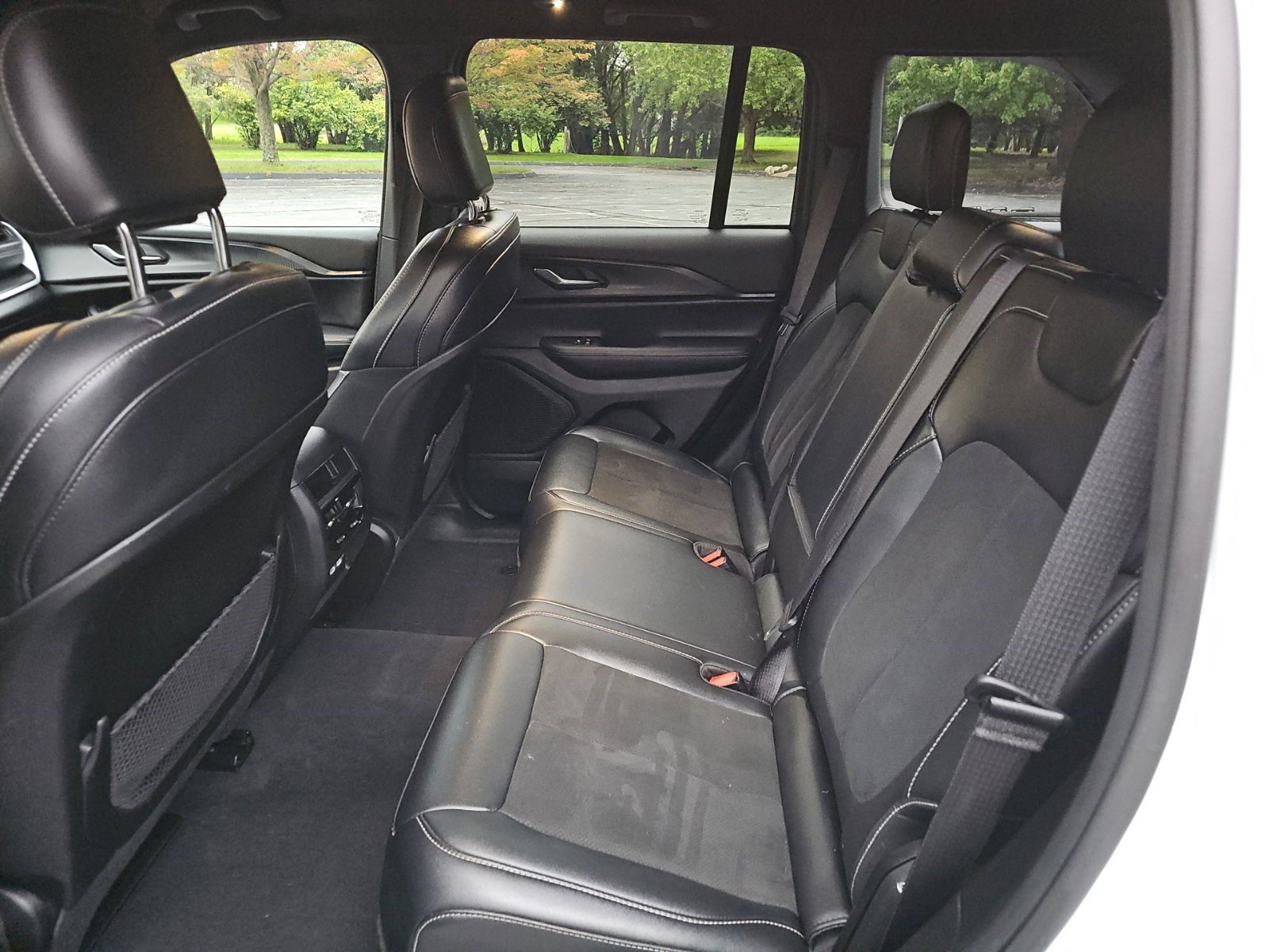 Used 2025 Jeep Grand Cherokee Altitude AWD/4WD image 15