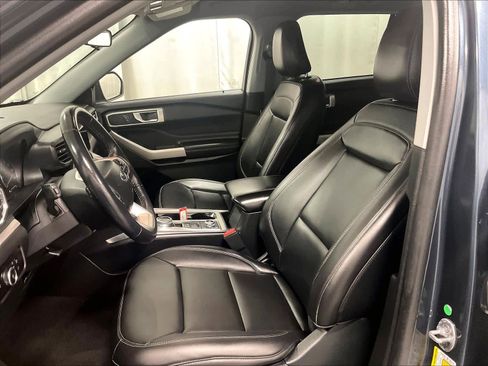 Used 2023 Ford Explorer XLT w/ Equipment Group 202A image 9