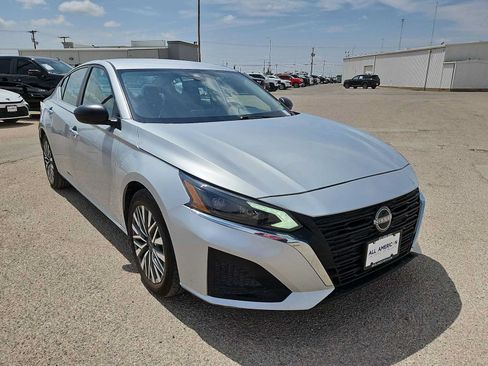 Used 2024 Nissan Altima 2.5 SV FWD image 2