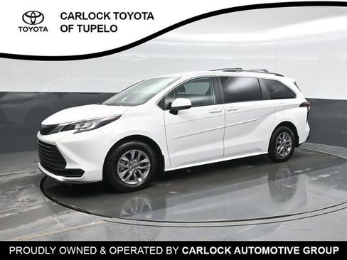 Used 2022 Toyota Sienna LE image 1