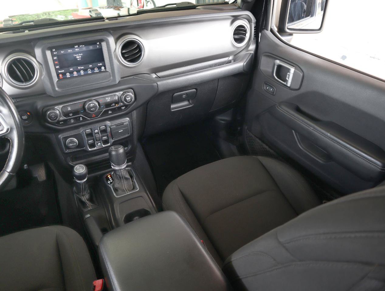 Used 2020 Jeep Gladiator Overland w/ Trailer Tow Package AWD/4WD image 18