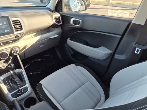 Used 2025 Hyundai Venue SEL image 21