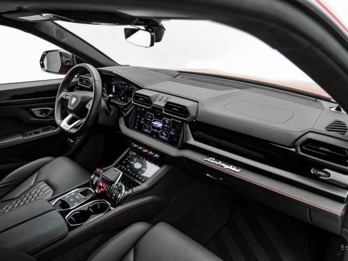 Used 2025 Lamborghini Urus SE AWD/4WD image 52