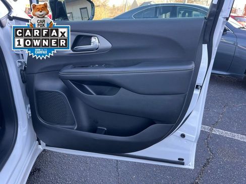 Used 2025 Chrysler Pacifica Select FWD image 31