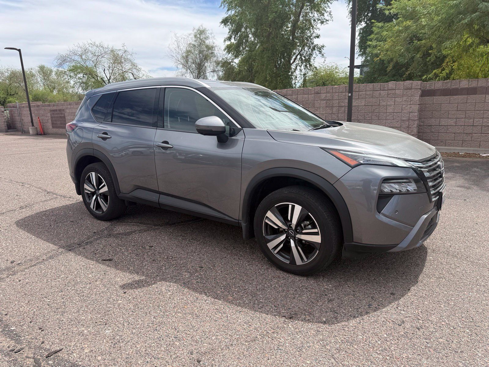 Used 2025 Nissan Rogue SL FWD image 2