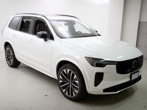 New 2026 Volvo XC90 B6 Ultra w/ Lounge Package image 4