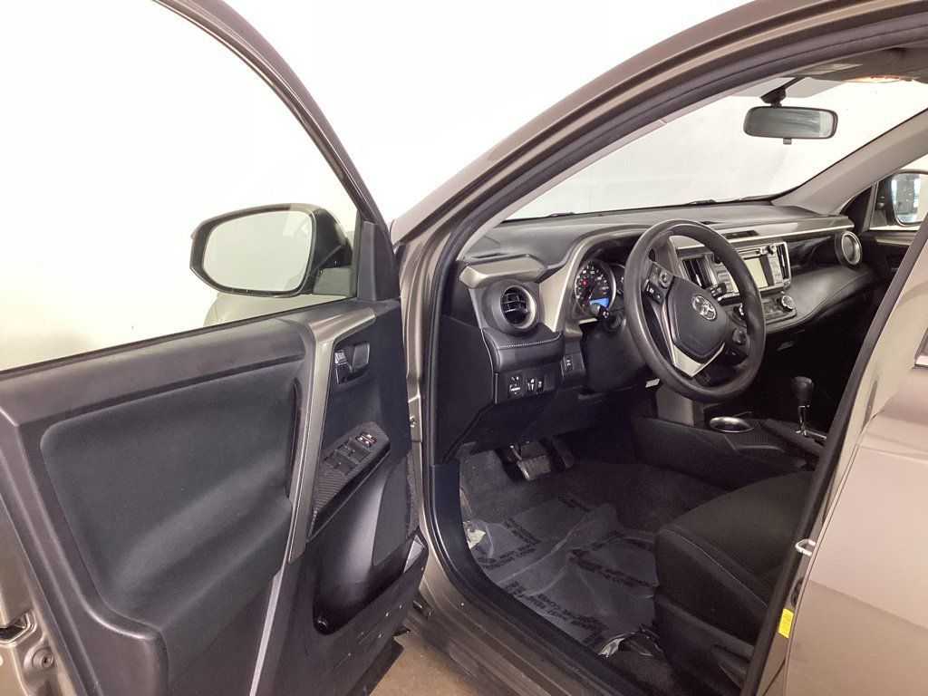 Used 2014 Toyota RAV4 XLE AWD/4WD image 9