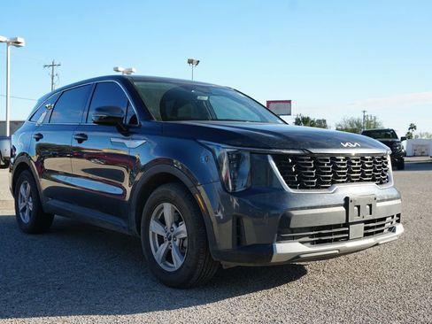 Used 2024 Kia Sorento LX image 3