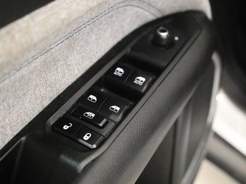 Used 2023 Jeep Compass Latitude image 19