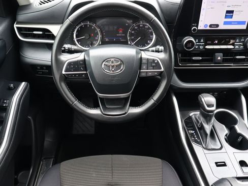 Used 2023 Toyota Highlander LE image 9
