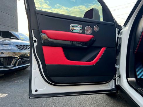 Used 2022 Rolls-Royce Cullinan Black Badge image 24