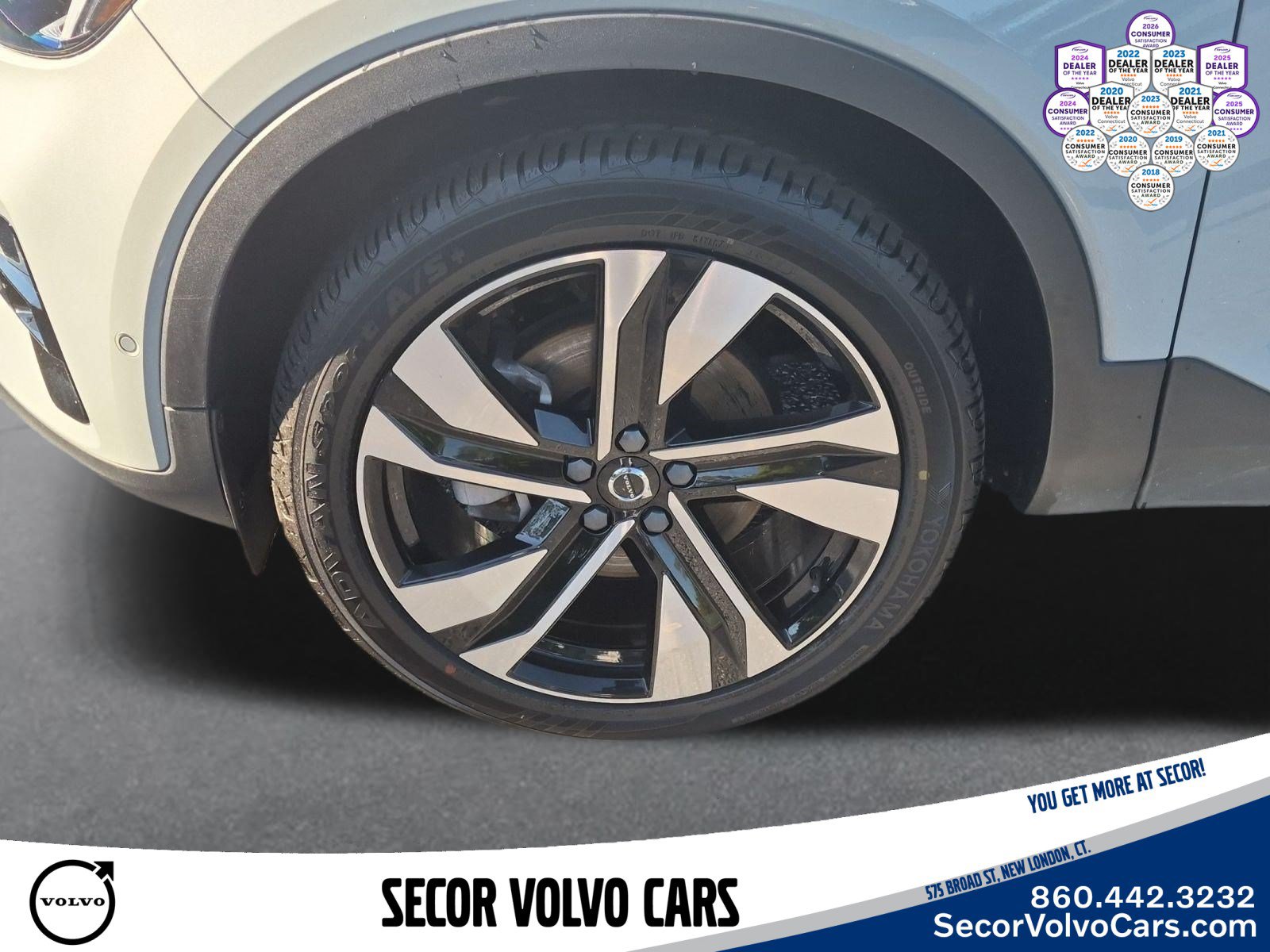 Used 2024 Volvo XC40 B5 Plus AWD/4WD image 25