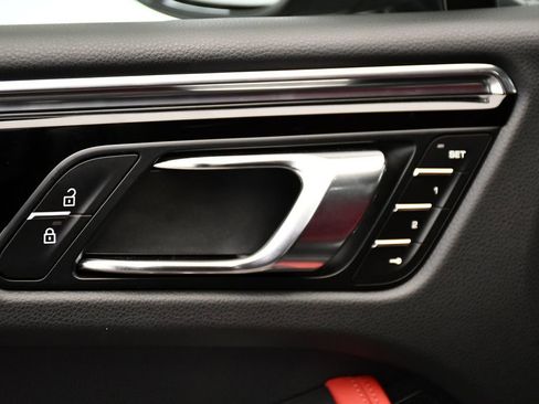 Used 2025 Porsche Macan image 36