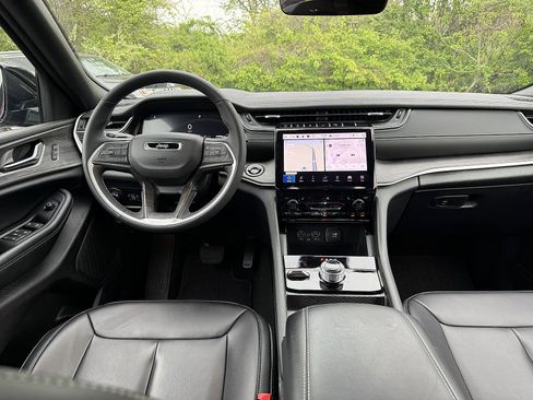 Certified 2025 Jeep Grand Cherokee Limited AWD/4WD image 9