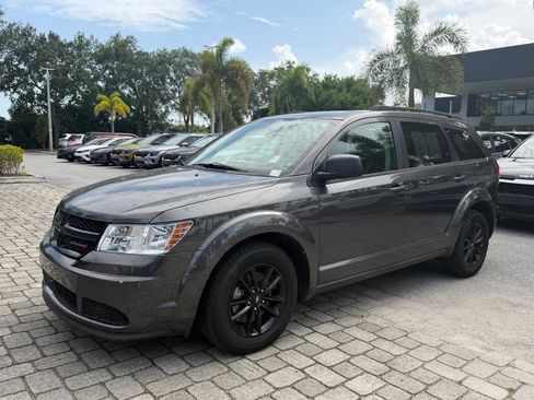 Used 2020 Dodge Journey SE w/ SE Popular Equipment Group FWD image 3