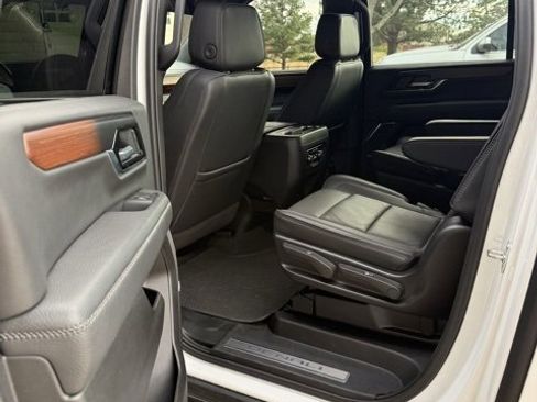 Used 2025 GMC Yukon XL Denali image 10