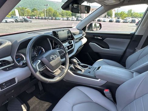 Used 2022 Toyota Highlander XLE AWD/4WD image 11