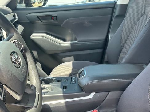 Used 2022 Toyota Highlander L FWD image 8