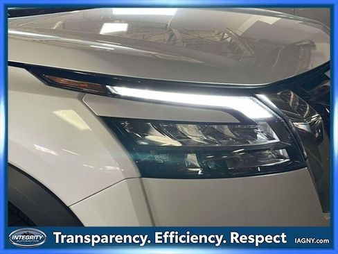 Used 2025 Nissan Pathfinder SL AWD/4WD image 10