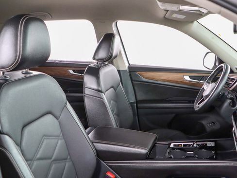 Used 2024 Volkswagen Atlas SE image 27