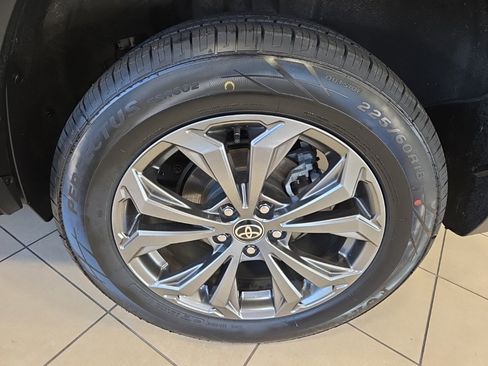 Used 2022 Toyota RAV4 XLE Premium image 10