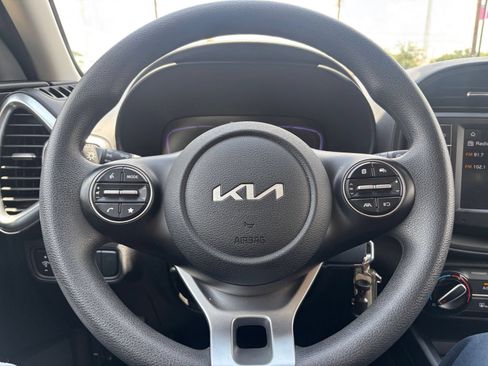 Used 2025 Kia Soul LX w/ LX Technology Package FWD image 25