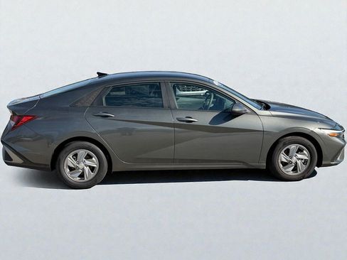 Certified 2025 Hyundai Elantra SE w/ Cargo Package image 2