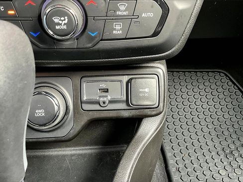 Used 2023 Jeep Renegade Latitude w/ Premium Group image 32