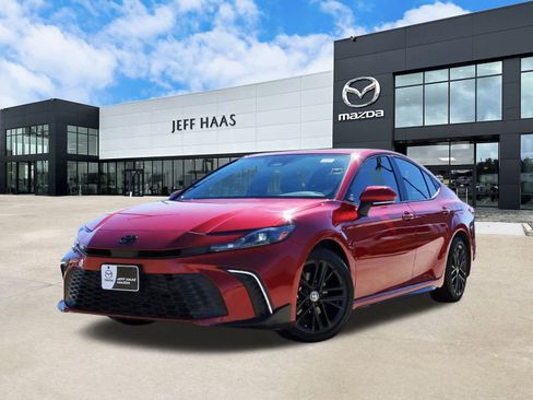 Used 2025 Toyota Camry SE image 1