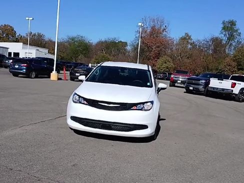 Used 2022 Chrysler Voyager LX image 3