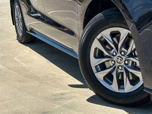 Used 2025 Toyota Sienna LE image 2