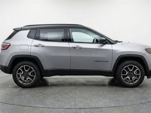 Used 2025 Jeep Compass Trailhawk image 11