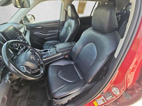 Used 2020 Toyota Highlander XLE image 16