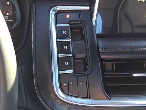 Used 2023 GMC Yukon SLT w/ SLT Premium Package image 24