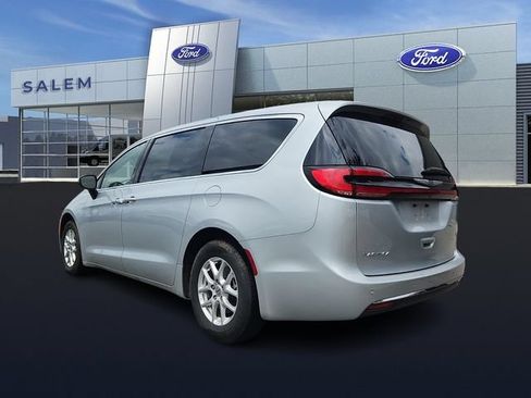 Used 2023 Chrysler Pacifica Touring-L FWD image 4
