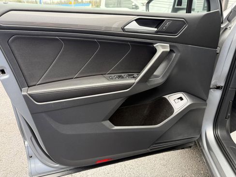 Used 2024 Volkswagen Tiguan SE image 6