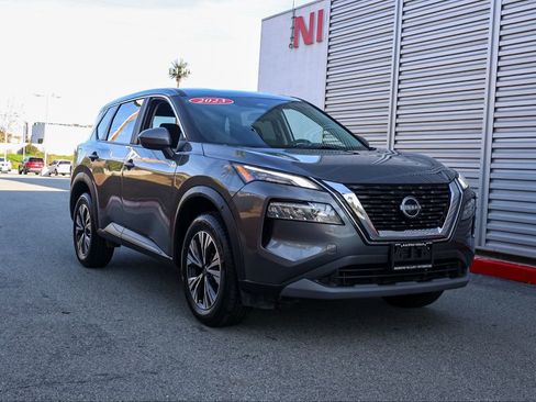 Used 2023 Nissan Rogue SV image 2