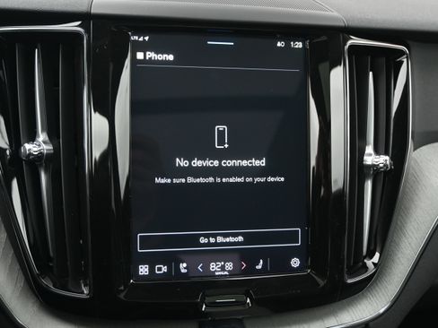 Used 2025 Volvo XC60 B5 Plus image 29