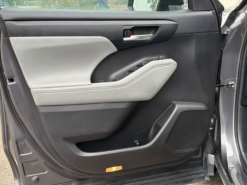 Used 2023 Toyota Highlander XLE FWD image 13