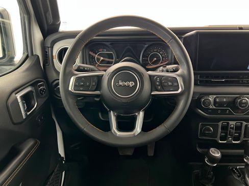 Used 2025 Jeep Wrangler Unlimited Sahara AWD/4WD image 12