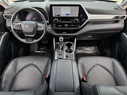 Used 2024 Toyota Highlander Platinum image 9