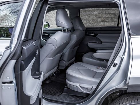 Used 2023 Toyota Highlander XLE image 21