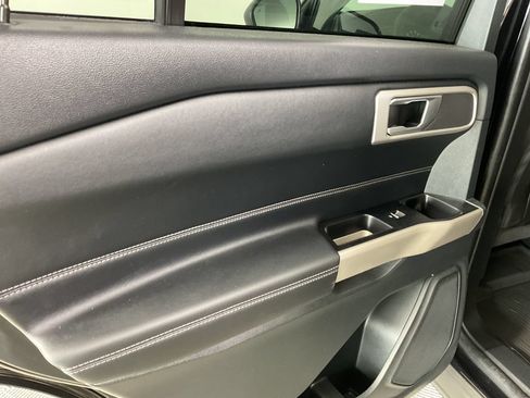 Used 2023 Ford Explorer XLT AWD/4WD image 19