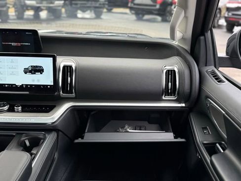 Used 2025 Ford Expedition Platinum image 39