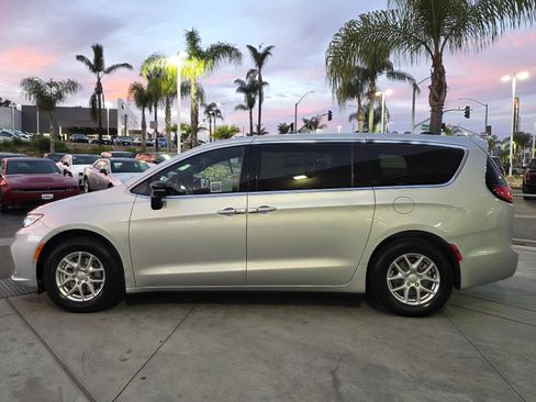 New 2026 Chrysler Pacifica Select image 2
