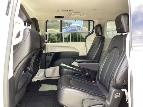 Used 2023 Chrysler Pacifica Touring-L FWD image 28