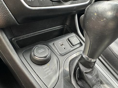 Used 2019 Jeep Cherokee Limited AWD/4WD image 14