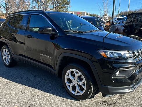 Used 2024 Jeep Compass Latitude image 5