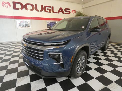 Used 2025 Chevrolet Traverse LT image 1