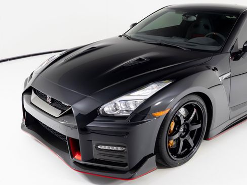 Used 2017 Nissan GT-R NISMO image 40